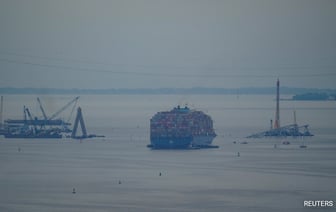 Судно с индийским экипажем на борту, врезавшееся в балтиморский мост, отбуксировано в порт.