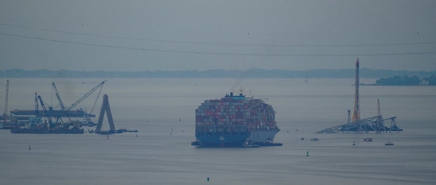 Судно с индийским экипажем на борту, врезавшееся в балтиморский мост, отбуксировано в порт.
