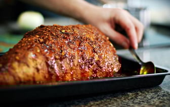 Мясо больше никогда не получится сухим при запекании. Вот что нужно обязательно сделать в конце — Полезно