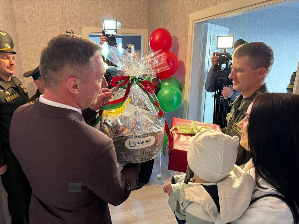 Военным вручили ключи от арендных квартир в Барановичах