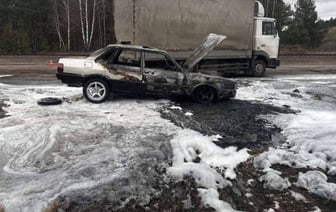 Audi загорелся на дороге в Березовском районе — видео
