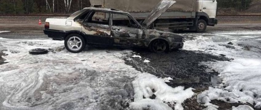 Audi загорелся на дороге в Березовском районе — видео