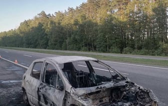 На М1 в Ивацевичском районе почти полностью сгорел автомобиль