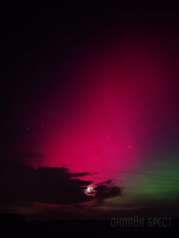 Красочное северное сияние появилось сегодня в небе над Брестской областью