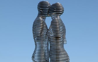 Завораживающее видео из Батуми. Как выглядит знаменитая скульптура весной? — Видео