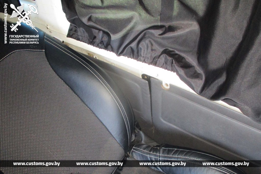 Мужчина хотел незаконно перевезти через границу 95 кошельков для криптовалюты. Брестские таможенники нашли тайники