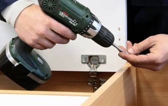 Мастер по реставрации кухни украл деньги у жительницы Минска