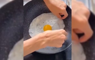 Этот необычный и простой способ поразил многих. Как приготовить идеальную яичницу? — Полезно