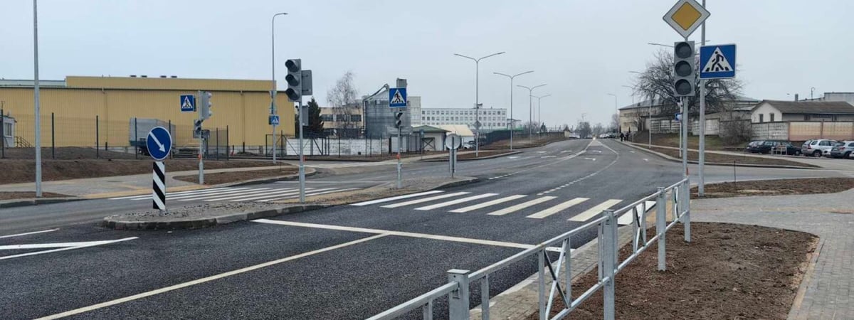 В Гродно открыли участок новой дороги с тротуарами, парковками и остановкой
