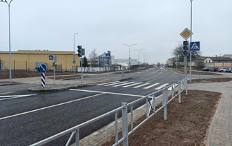 В Гродно открыли участок новой дороги с тротуарами, парковками и остановкой