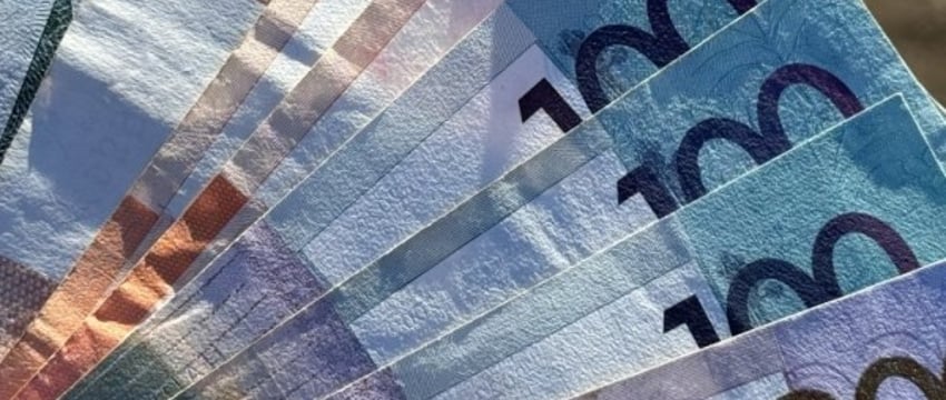 Какое количество белорусов зарабатывают более 10 000 рублей?