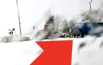 Застрявшую фуру вытащили с переезда за секунды до того, как там проехал поезд. Видео из Беларуси