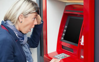В Минске обнаружили банкоматы, работающие «наоборот». Это как?