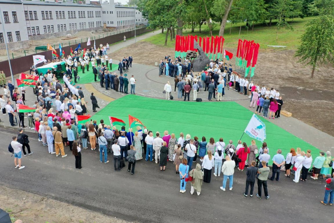 В Бресте открыли памятный знак «Живая память благодарных поколений»
