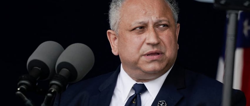 Министр ВМС США нарушил закон политическим заявлением о Байдене и Трампе.