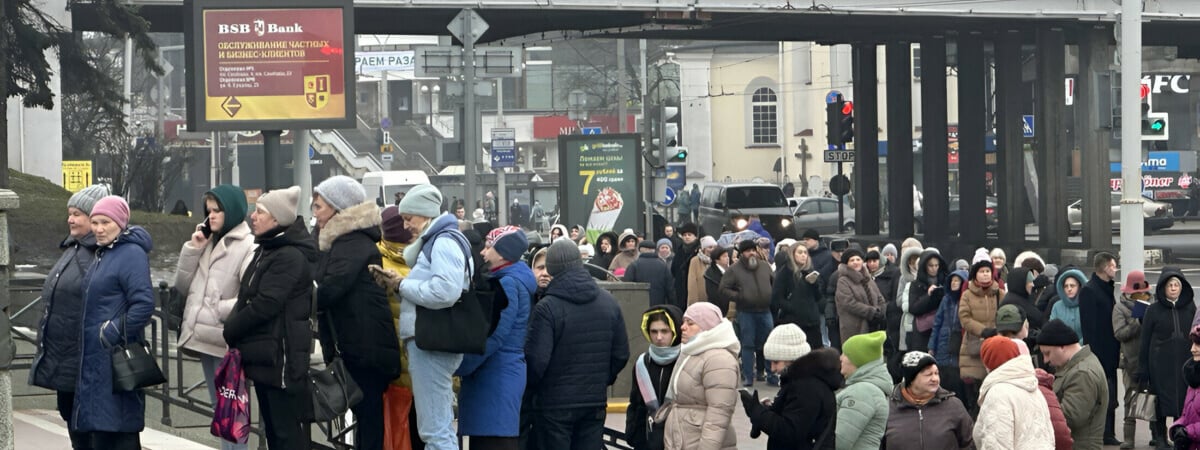 В центре Минска выстроилась километровая очередь. Что случилось? — Фото
