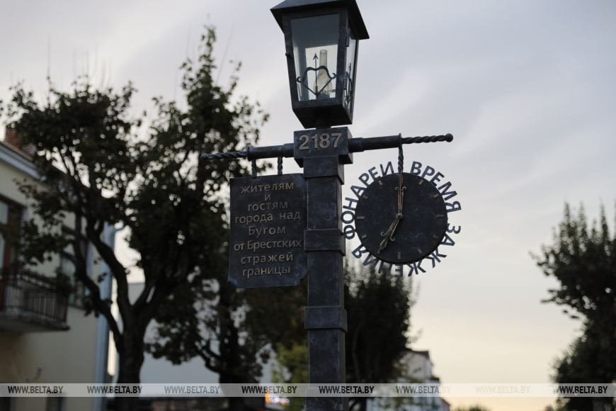 Каждый день жители и гости Бреста собираются на ул. Советской в ожидании зажжения фонарей