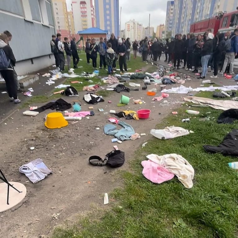 В Сети завирусился ролик, как в Пинске из окон многоэтажки вылетают вещи