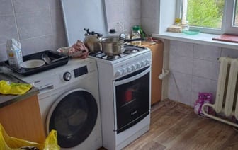 Пока мать находилась на работе... Девочка-подросток устроила вечеринку со взрослыми приятелями