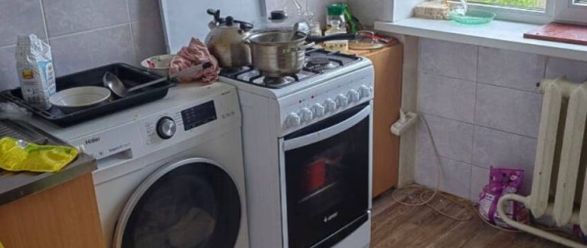 Пока мать находилась на работе... Девочка-подросток устроила вечеринку со взрослыми приятелями