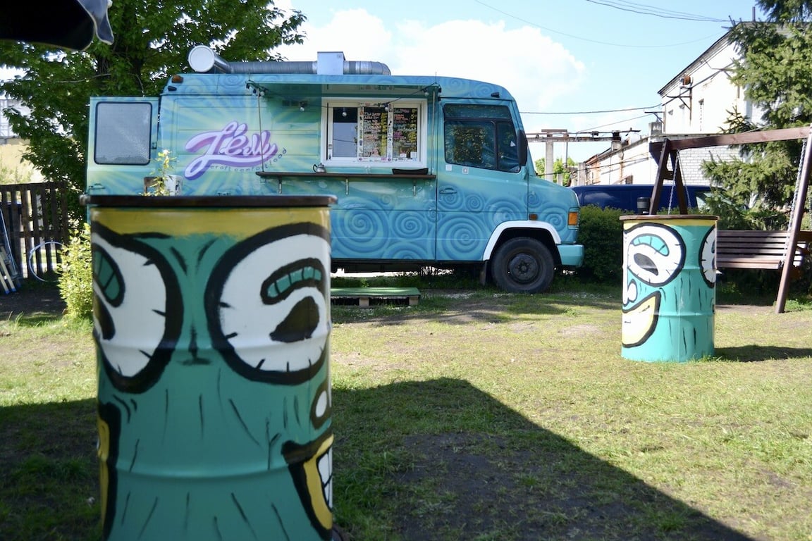 Пара из Бреста сделала крутой фуд-трак из старого Mercedes-Benz 609