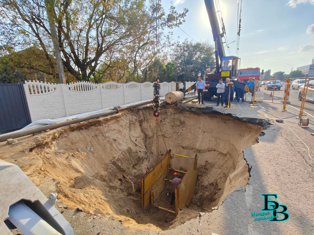 Огромная яма напротив «Короны» в Бресте. Рассказываем, в чем дело