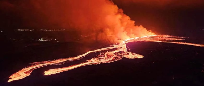 Извержение исландского вулкана: фонтаны лавы разливаются