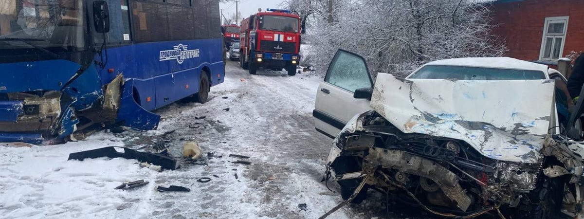 В Свислочском районе легковушка врезалась в автобус — есть погибшие