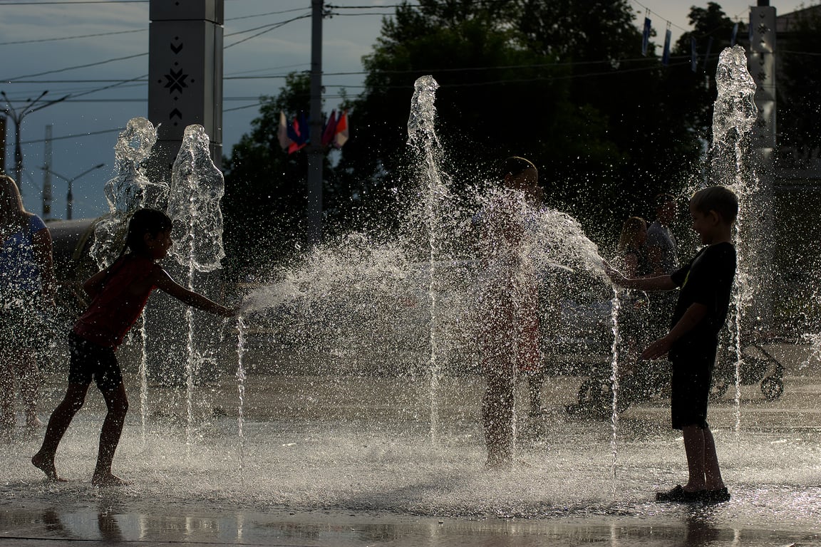 Жара, дети купаются в фонтанах на площади Победы в Витебске. Фото Сергея Серебро