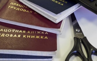 Белоруску уволили, потому что она не взяла больничный в воскресенье. Ситуацию прокомментировала компания