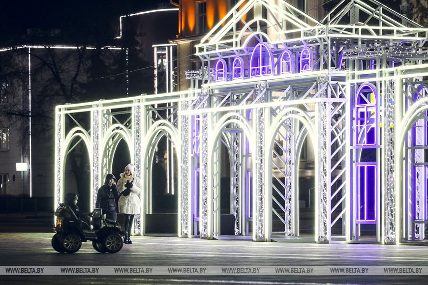 Праздник царит в Бресте: новогоднее настроение повсюду - и в городе, и на лицах его жителей