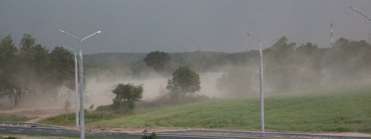 В Гродно женщина пожаловалась в милицию на неизвестных людей в подъезде, а те просто хотели… переждать грозу