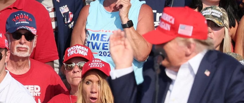 На фотографии видна пуля в нескольких дюймах от лица Дональда Трампа на митинге в США.