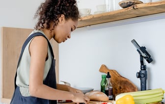 «Как будто кусаешь что-то кожаное» — В Беларуси выпустили мороженое со вкусом энергетика. Сколько стоит? — Видео