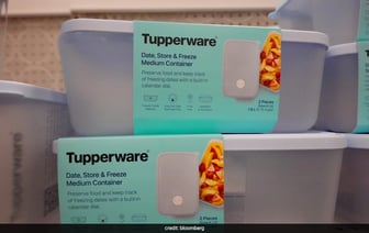 Tupperware объявила о банкротстве после многолетней борьбы за продажи.