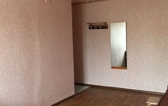 «Открыла бутылку пива, попросила пепельницу». Студентки сняли квартиру у милой бабушки