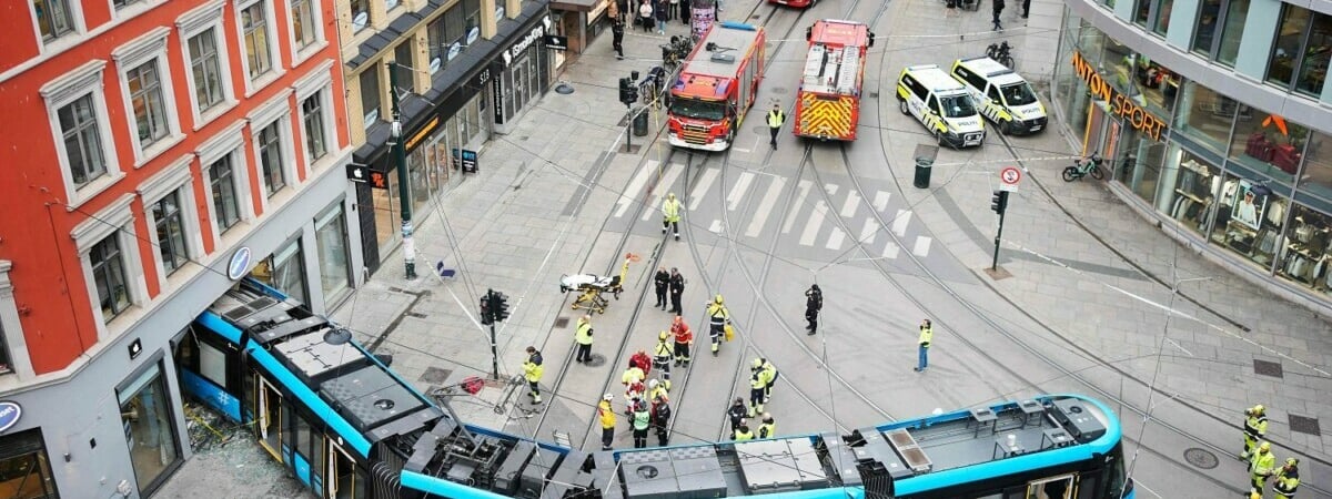 В столице Норвегии Осло трамвай въехал в магазин Apple — Фото