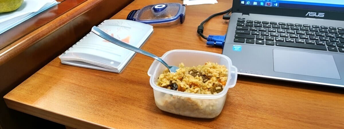 Имеет ли право сотрудник обедать на рабочем месте? Белорусский адвокат объяснил — Полезно