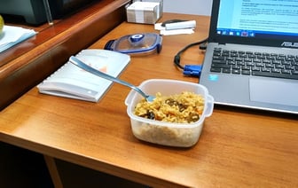 Имеет ли право сотрудник обедать на рабочем месте? Белорусский адвокат объяснил — Полезно