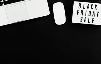 Цены на золото достигли трехнедельного максимума на фоне ослабления доллара