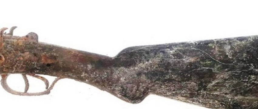 Житель Брестского района во время рыбалки выловил составную часть оружия