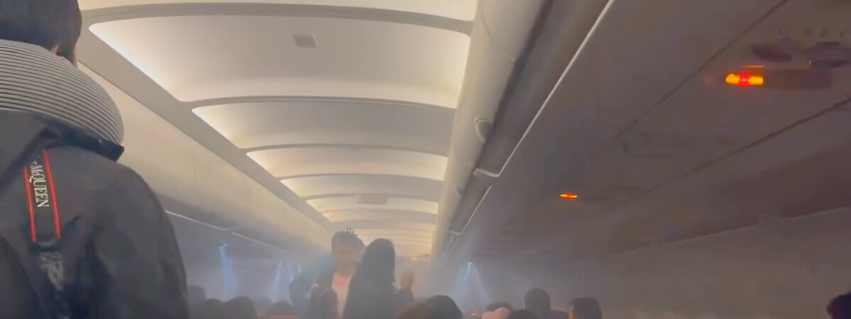 В салоне самолета, летевшего в Шанхай, произошел взрыв