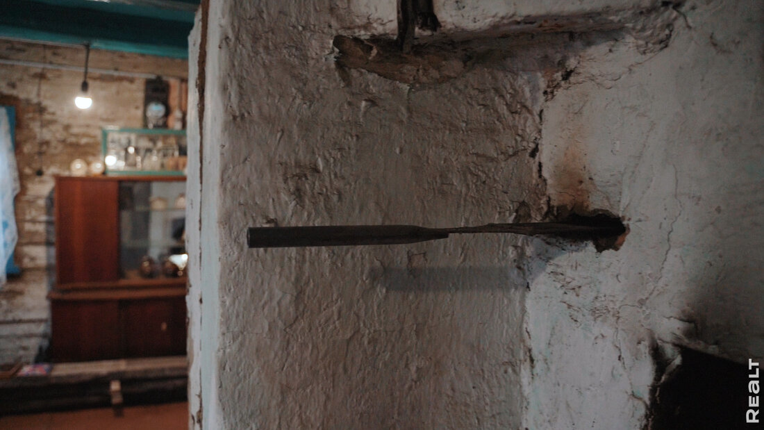 Как молодая семья из Пинска восстанавливает сразу два старых дома в деревне