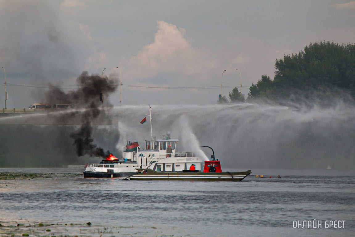 Показательные выступления МЧС в Бресте