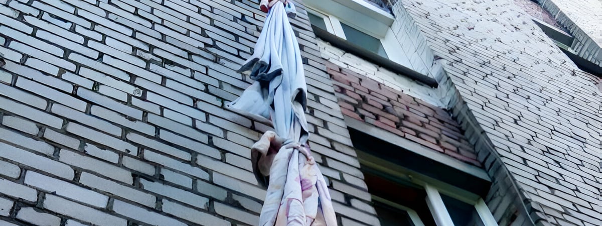 В Гродно из окна многоэтажки мужчина попытался спуститься на простынях. С чего бы это?