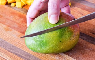 Как легко почистить манго? Вот как помогут стакан и монета — Полезно