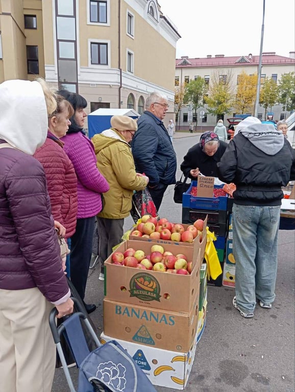 Жители Бреста активно посещают ярмарку у торгового центра «Дидас Персия»