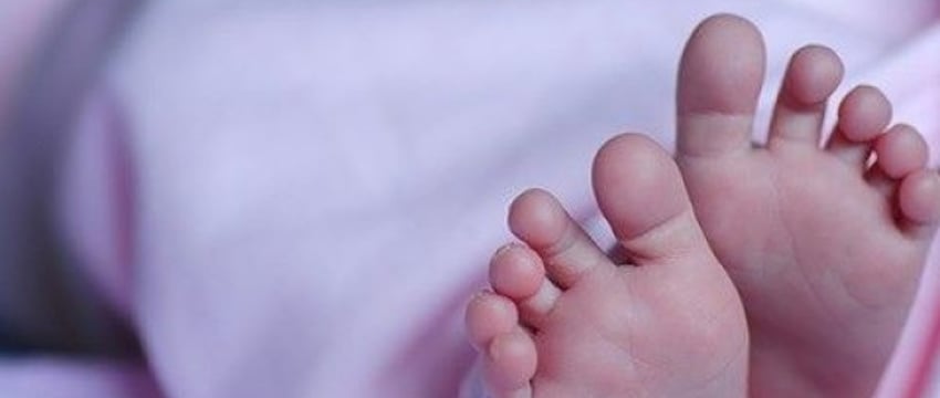 В Беларуси мать покусала полуторагодовалого ребенка. Теперь может сесть в тюрьму на 5 лет