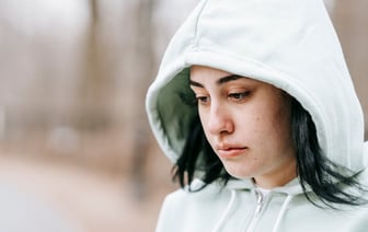 В Могилеве мужчина обиделся, что жена не отвечала на его звонки, и пытался задушить ее полотенцем