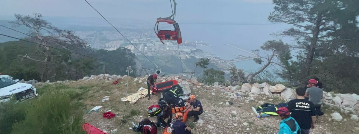 В турецкой Анталье рухнула кабинка фуникулера — погиб один человек